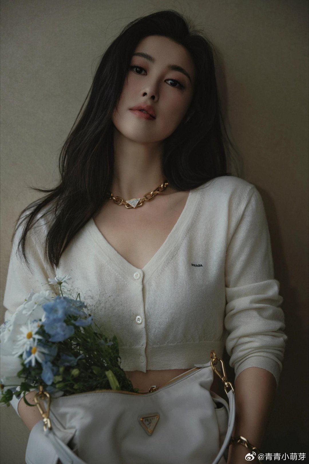 朱珠捧花回眸看到朱珠捧花回眸，瞬间真被惊艳到，不管啥风格，她都能轻松拿捏，那画面