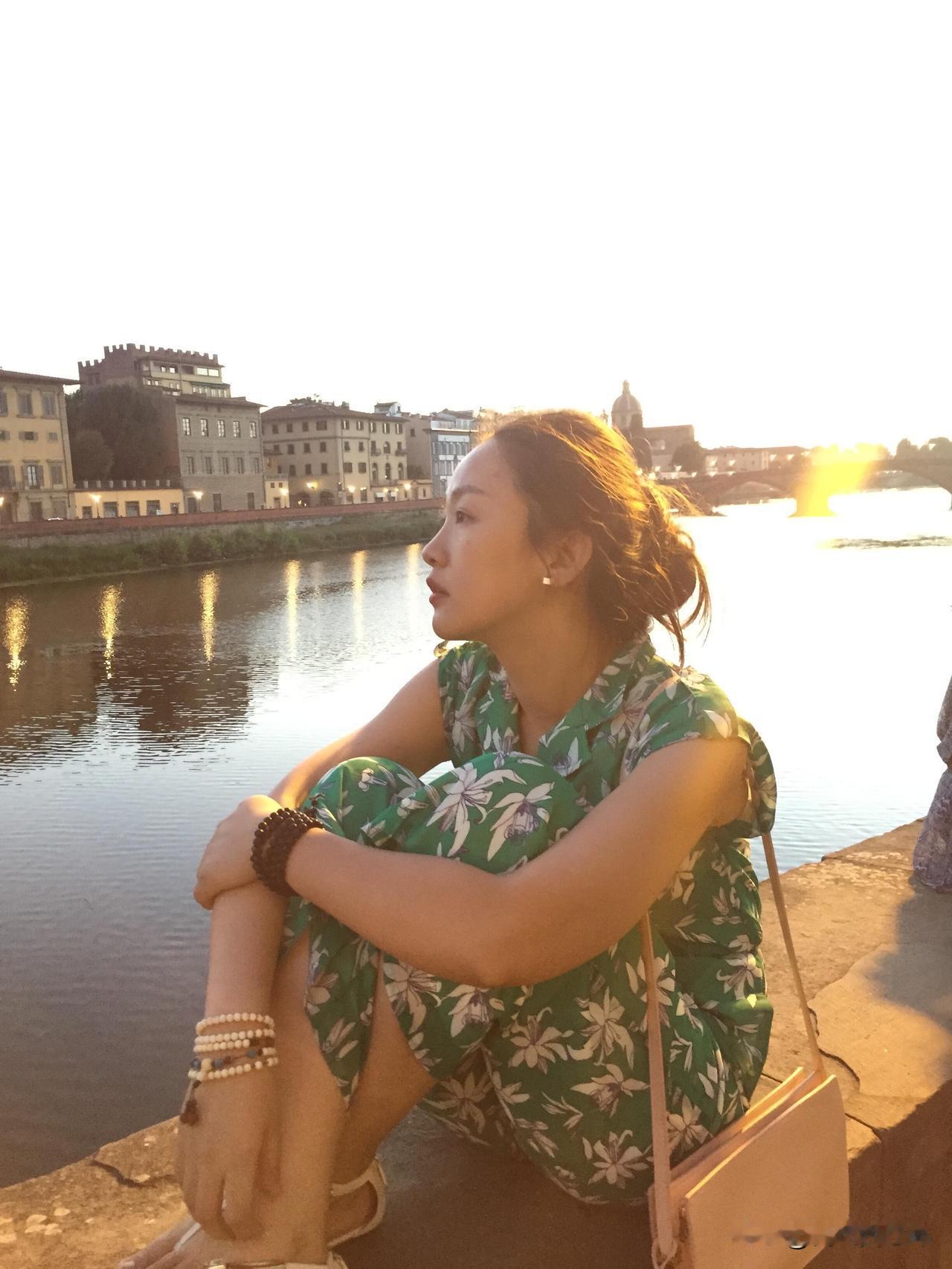 95年的妹妹终于也30岁了。
	
生日的晚上，她在朋友圈发：“30岁，没有想象中