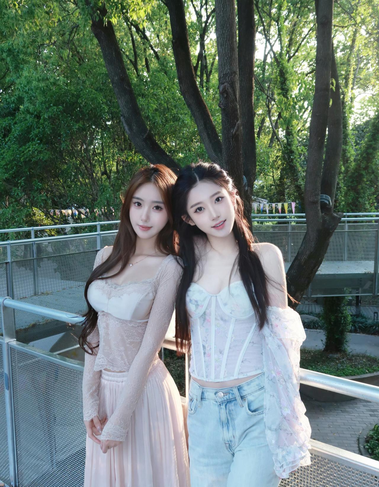 晚风揉碎林间绿意✨
和闺蜜的悠闲午后时光，
温柔碎花与柔粉蕾丝相撞，
连空气都变