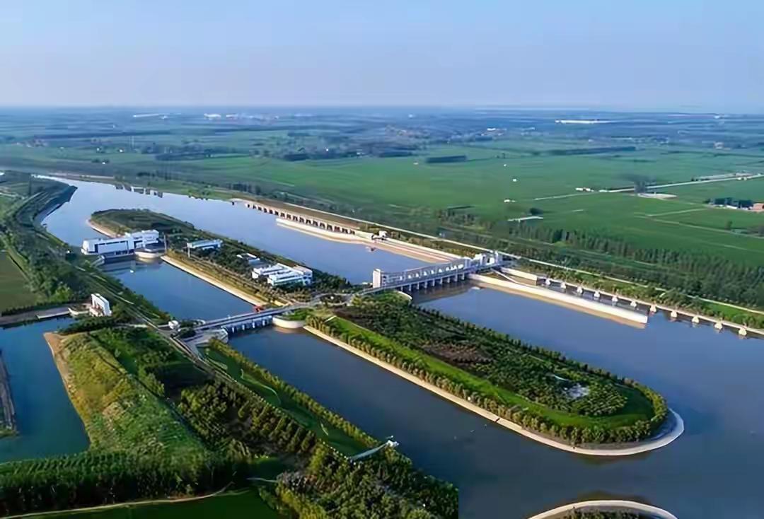 刻意抹黑华为的，它不是蠢，是立场有问题！

美国举国围堵华为，有些国人却助纣为虐