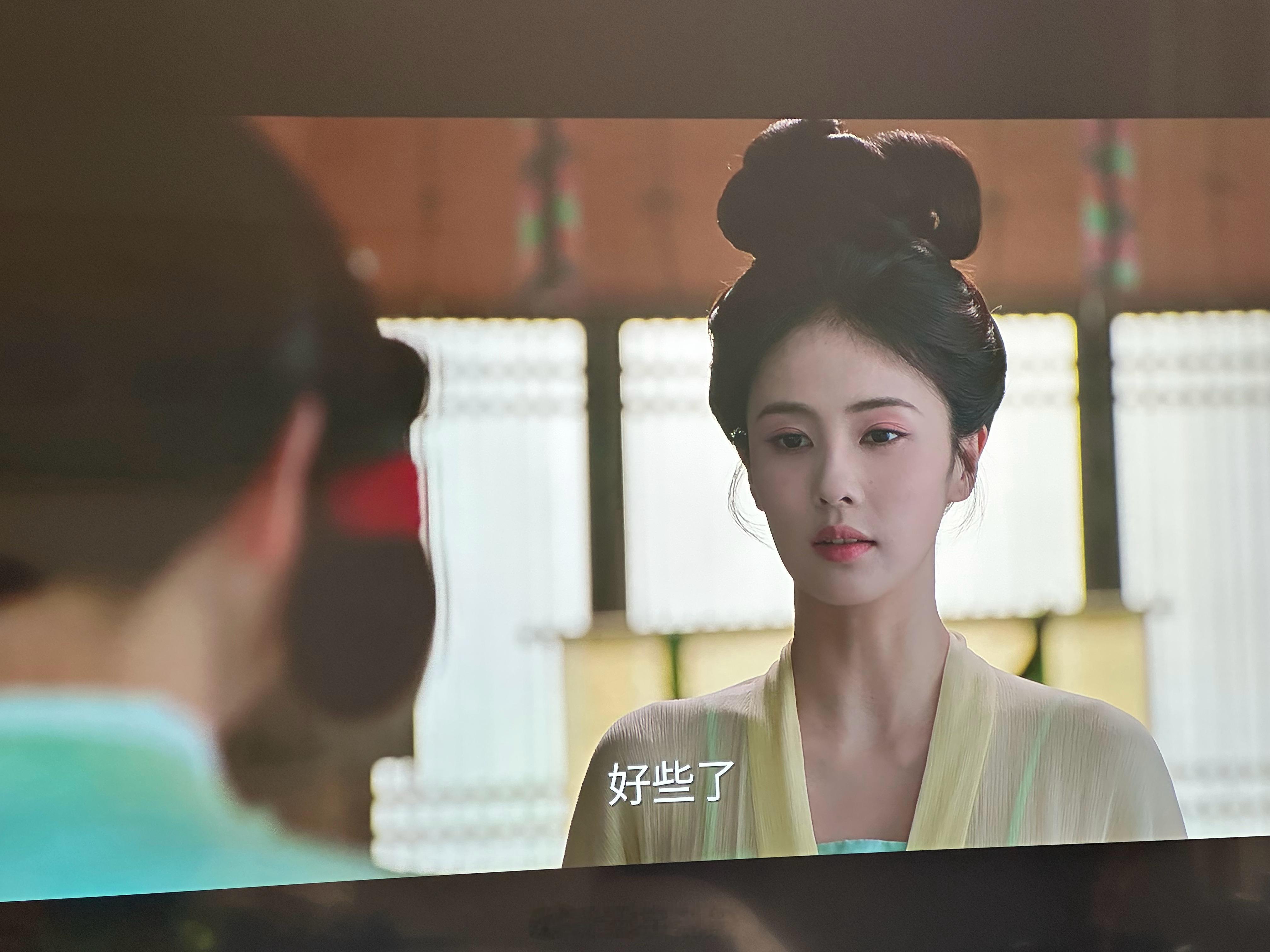今天太忙，抓紧追了《莫离 》，剧的画面感是电影级别的清晰度滤镜。白鹿叶璃的妆造超