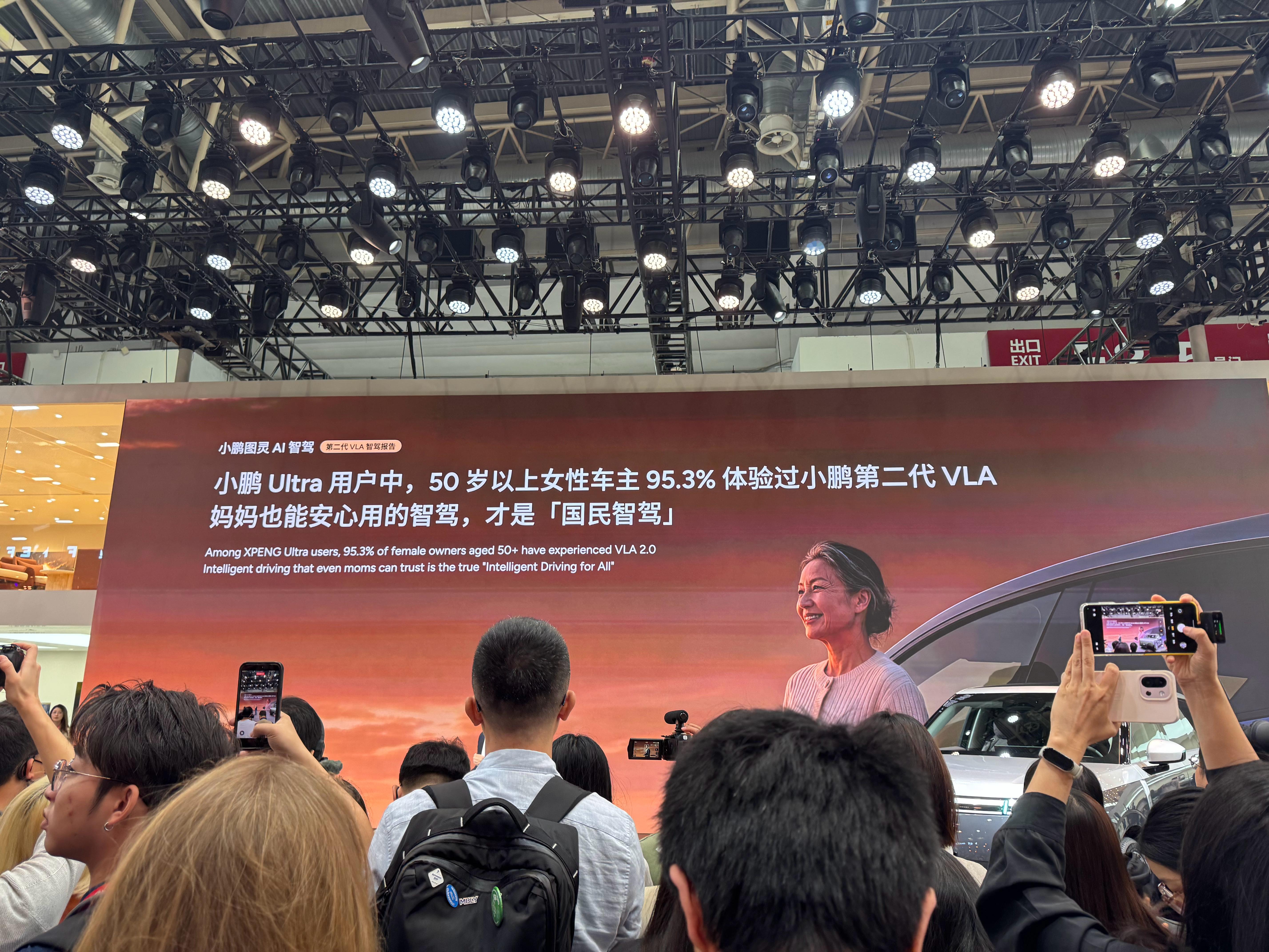 这个数据有点意思。在小鹏 Ultra 用户里面，50 岁以上的女性用户有 95.