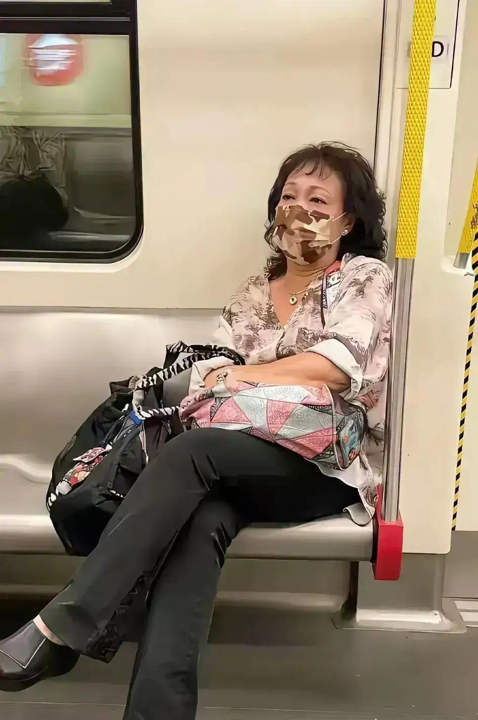前两天有人在香港地铁和茶餐厅撞见老牌艺人，合影时对方没黑脸，还客客气气。这事跟咱