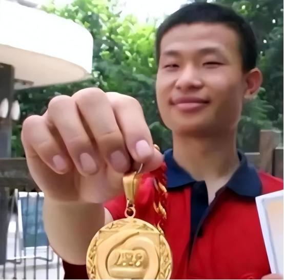500多名全球顶尖选手，6道地狱级大题，全世界只有3个人拿到满分。其中一个，是来