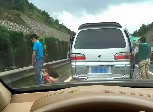正堵在高速，看到好多白花花的屁股了[捂脸][捂脸][捂脸]