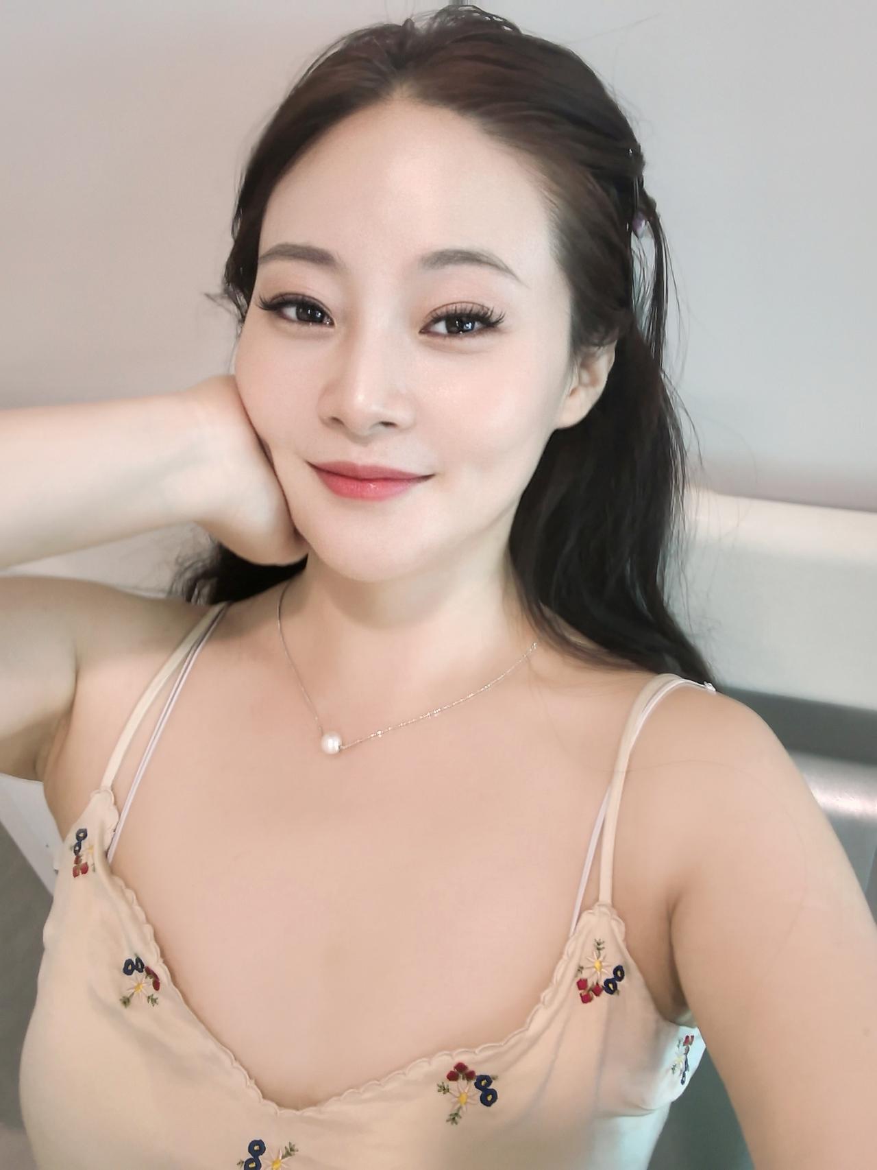 这姑娘穿着睡衣，笑得真甜。