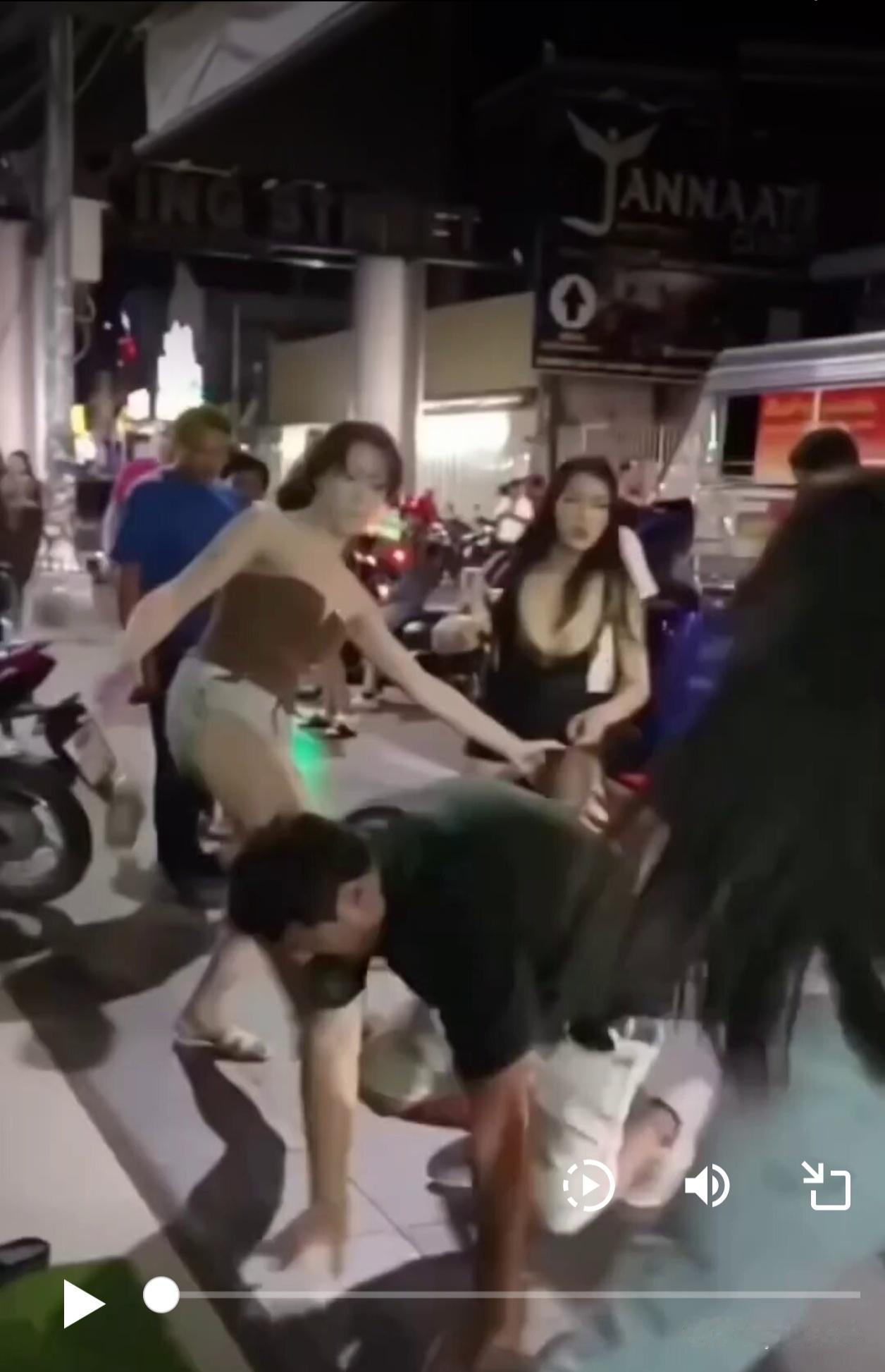 一名52 岁的印度游客（名为拉吉·贾苏亚），在泰国旅游期间，因拒绝支付“服务费”