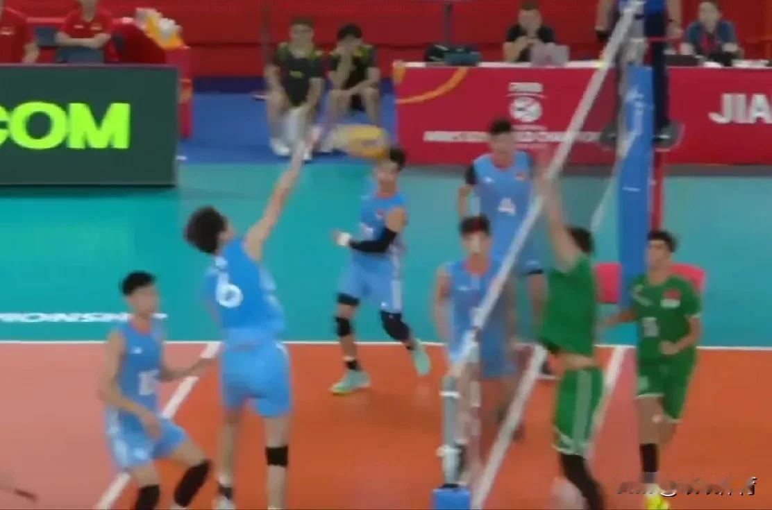 【U21男排中国队再胜第二局大比分2-0领先摩洛哥】
第二局比赛摩洛哥加强了快球