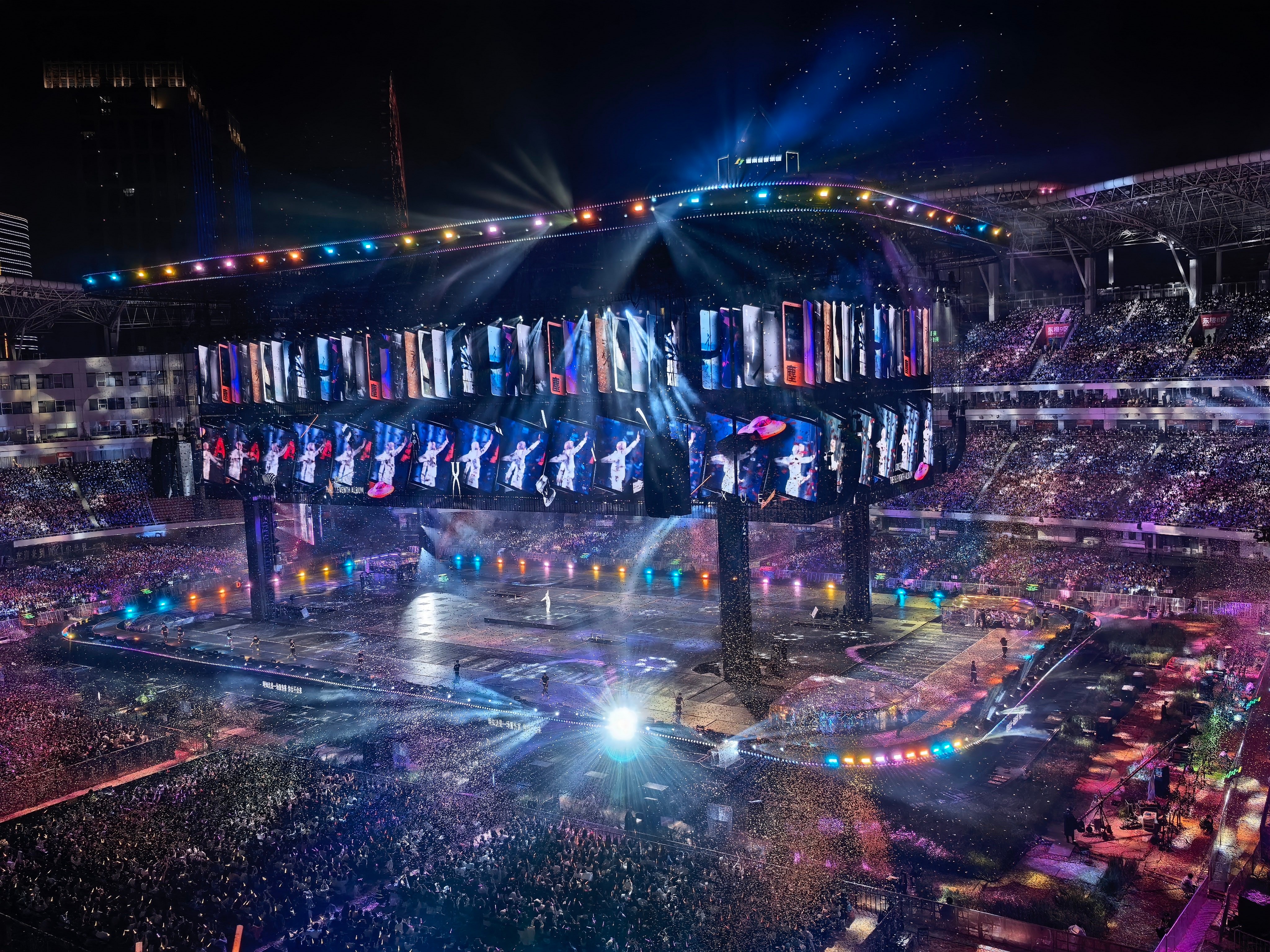 薛之谦舞台故事张力薛之谦演唱会全是细糠《背过手》里锁链缠身，他挣扎着不肯熄灭希望