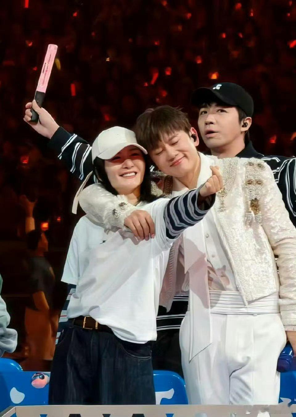 谢娜上张杰鸟巢演唱会小火车这就是爱情的样子，祝福杰娜永远幸福！ 