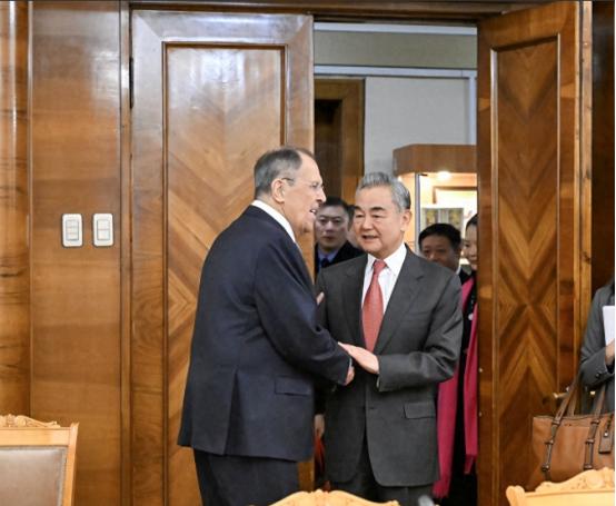 中俄联手出击，琉球群岛被围，高市早苗终于说了句实话
 
12 月 9 号这天，琉