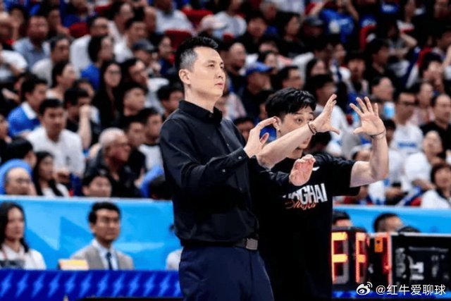 赛后，北京男篮主教练接受了媒体采访。许利民表示：执教这支队让我个人取得了很大进步