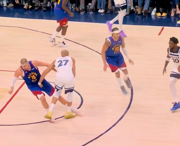 约基奇这是又“假摔”了~

这动作，让人想起上赛季季后赛掘金和快船的对决。

约