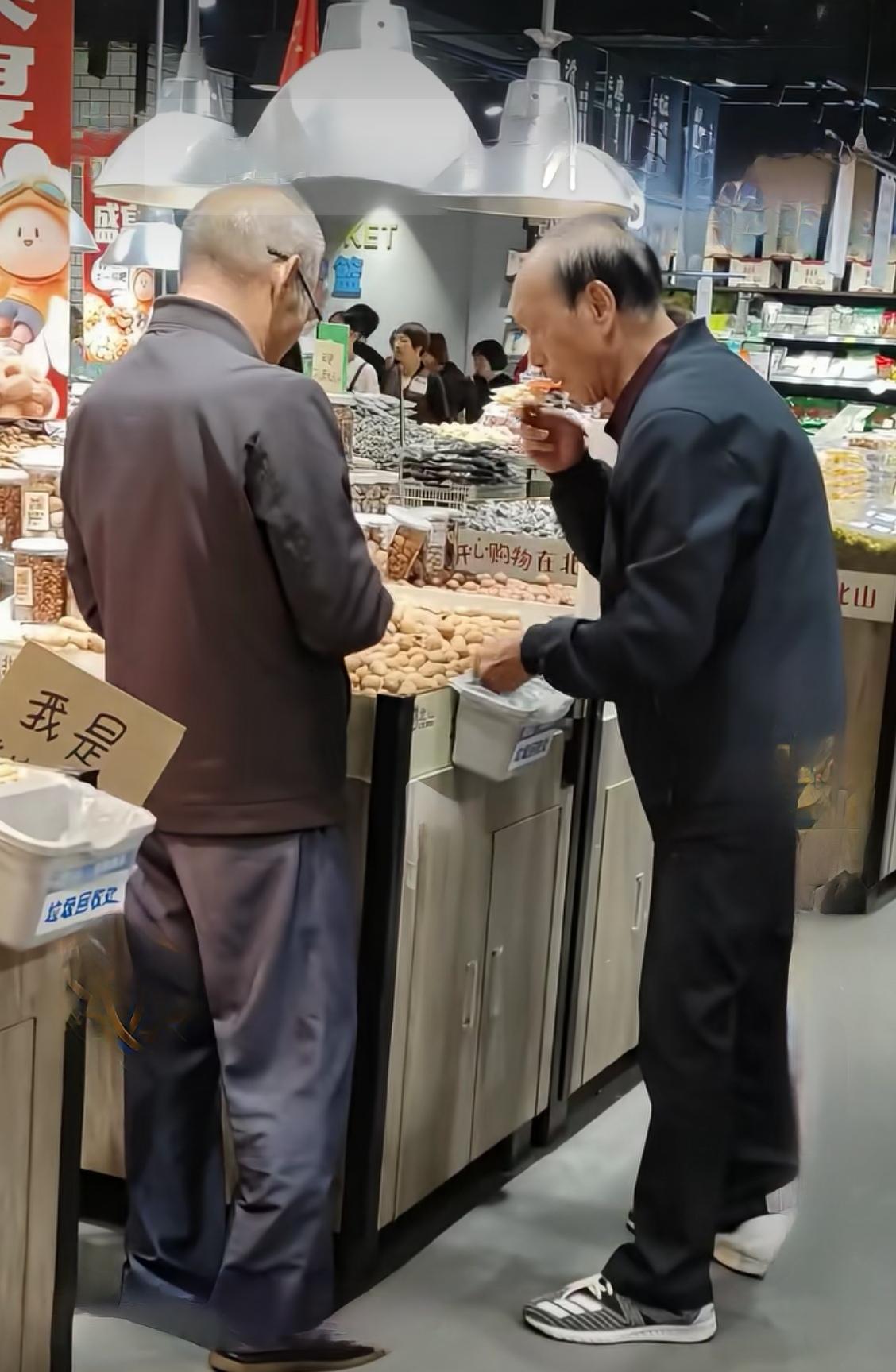 视频截图，视频所附文字是这俩人在超市干果货架站着聊了两个小时，吃了很多干果，边吃
