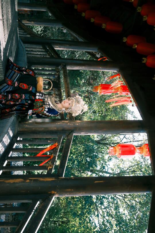 银凤展翅绕云鬓，眉眼如月照苗疆|苗服写真
