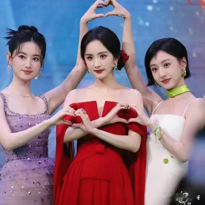 有意思！杨幂《狐妖小红娘月红篇》开办发布会，就想知道她右边的短发女星是谁，咋一看