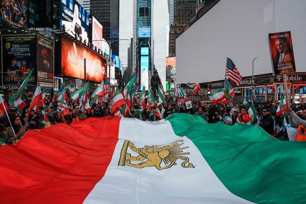 图说伊朗战争006：一些抗议者在纽约时代广场摇动一面巨大的伊朗革命前旗帜。