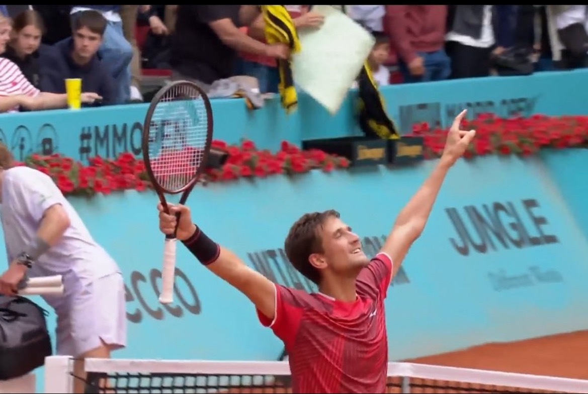 体育大赏 马德里大师赛次轮，维特·科普利瓦爆冷击败卢布列夫，比分为6-3 6-4