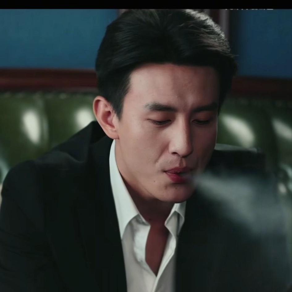 刘萧旭短剧《新英雄本色》里有一个吸烟镜头，由此可以看出来，他不是在拍戏，他是真的