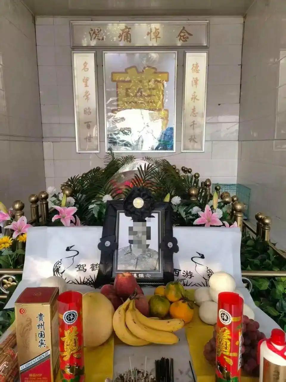 银川一老人出门倒垃圾，过了一会儿家里的儿媳听到门外有动静，通过猫眼看见一持刀男子