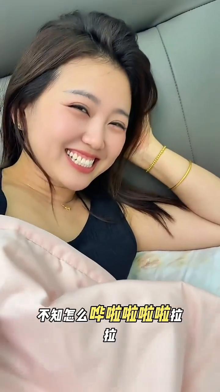 我有一头小毛驴，我从来也不骑。有一天我心血来潮骑它去赶集，我手里拿着小皮鞭心里正