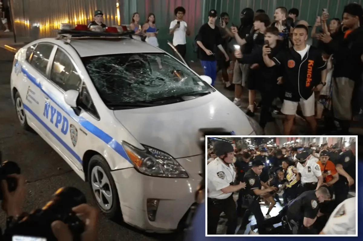 纽约球迷疯狂到什么地步，连警车都敢砸，那马刺球迷连续2场在广场被尼克斯球迷打也就