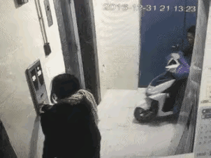 冲动是魔鬼，小伙子撞开电梯的那一刻，意味着人生到头了。