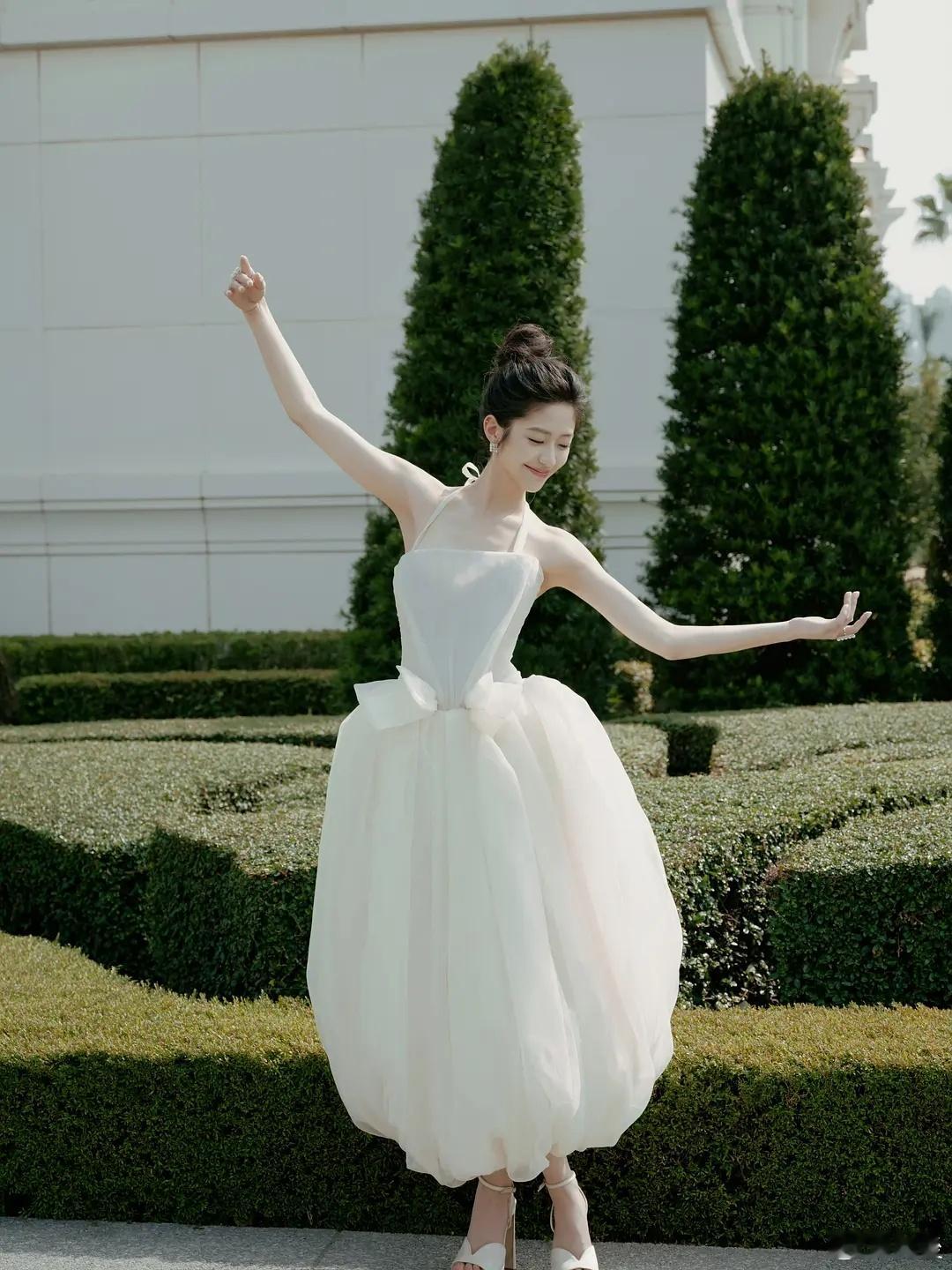 她像是含苞待放的花骨朵向涵之 