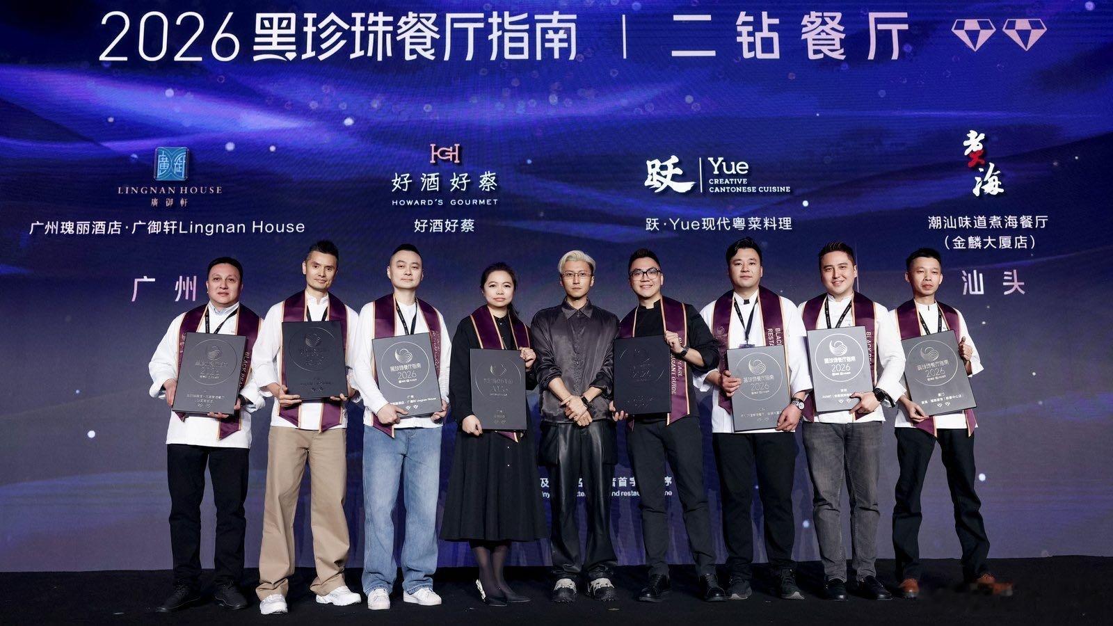 泉州偶遇谢霆锋泉州邂逅谢霆锋，他以黑珍珠推荐官畅谈美食初心，懂中餐也知西餐的他，