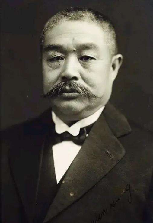 1923年，61岁的曹锟强娶19岁少女刘凤威。面对可以当爷爷的丈夫，刘凤威是万般