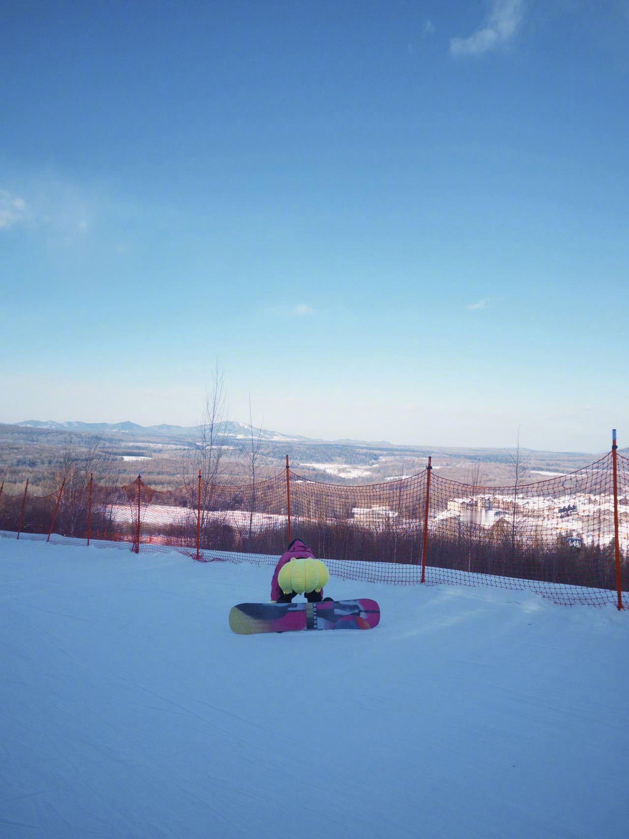 关晓彤滑雪碎片 关晓彤晒滑雪照，带着屁垫滑雪很有反差萌了！关晓彤带上屁垫去挑战自