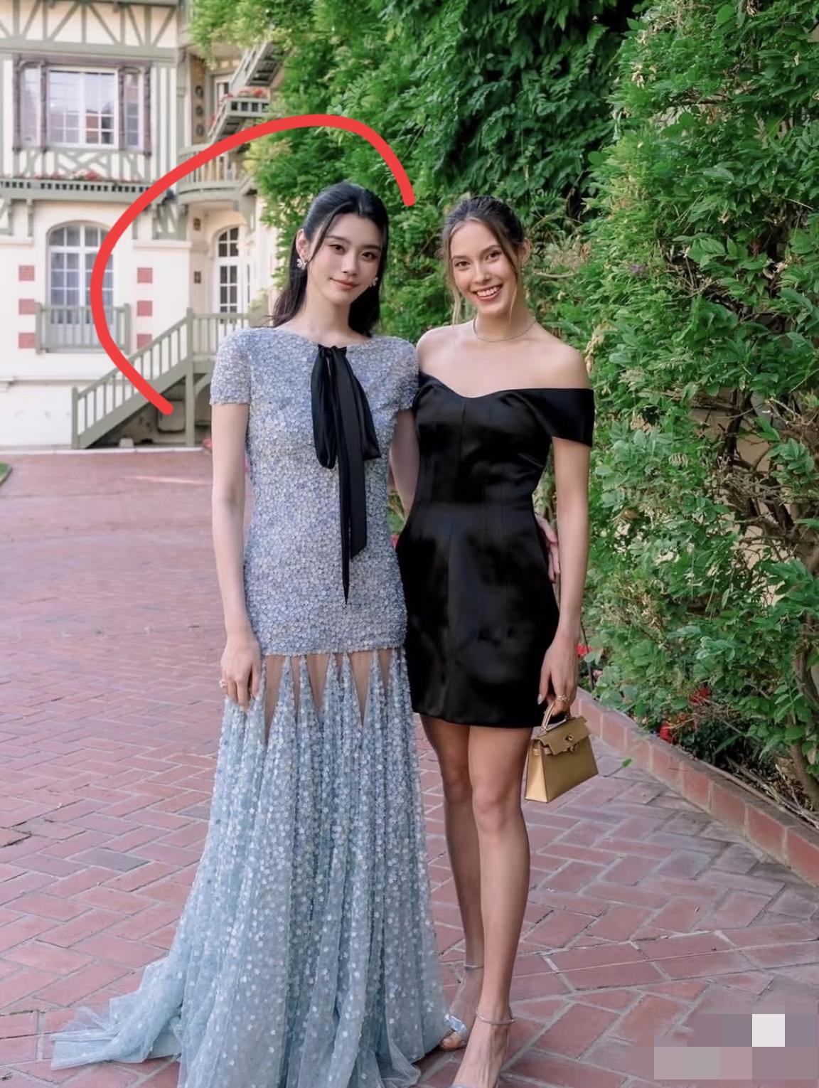 奚梦瑶衣服上是钻石还是亮片！我敢打赌，这件衣服不便宜。
