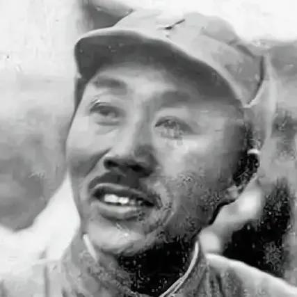 1940年秋，太行山黄崖洞兵工厂内，刘鼎正对着日军掷弹筒苦思。这不到3公斤的铁家