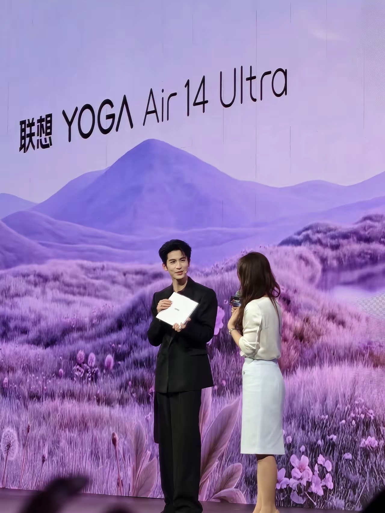 感觉张凌赫瘦了好多，还是吃胖点好看。 