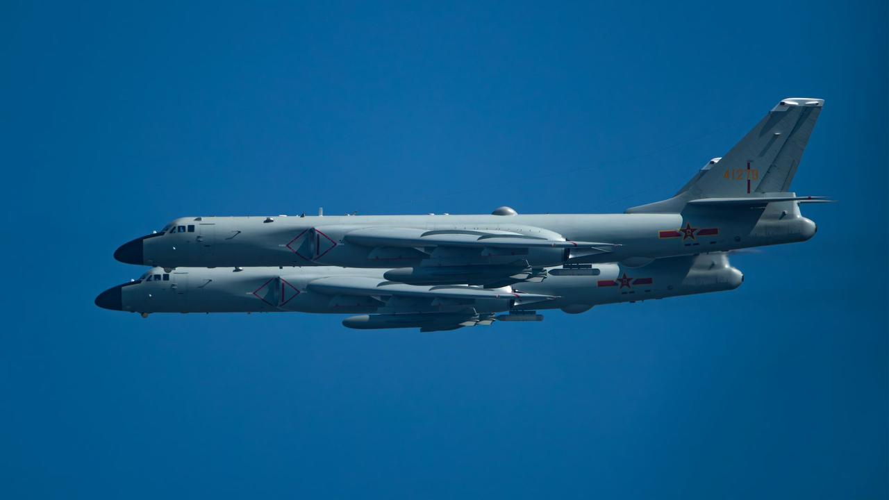 战神轰-6K双机编队轰6k型轰炸机 轰六战略轰炸机