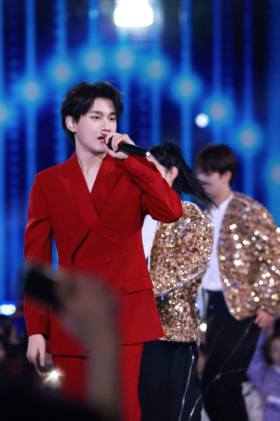 姚琛央视跨年晚会一身红  姚琛央视跨年晚会中国红出场简直一身正气！红红火火跨年好