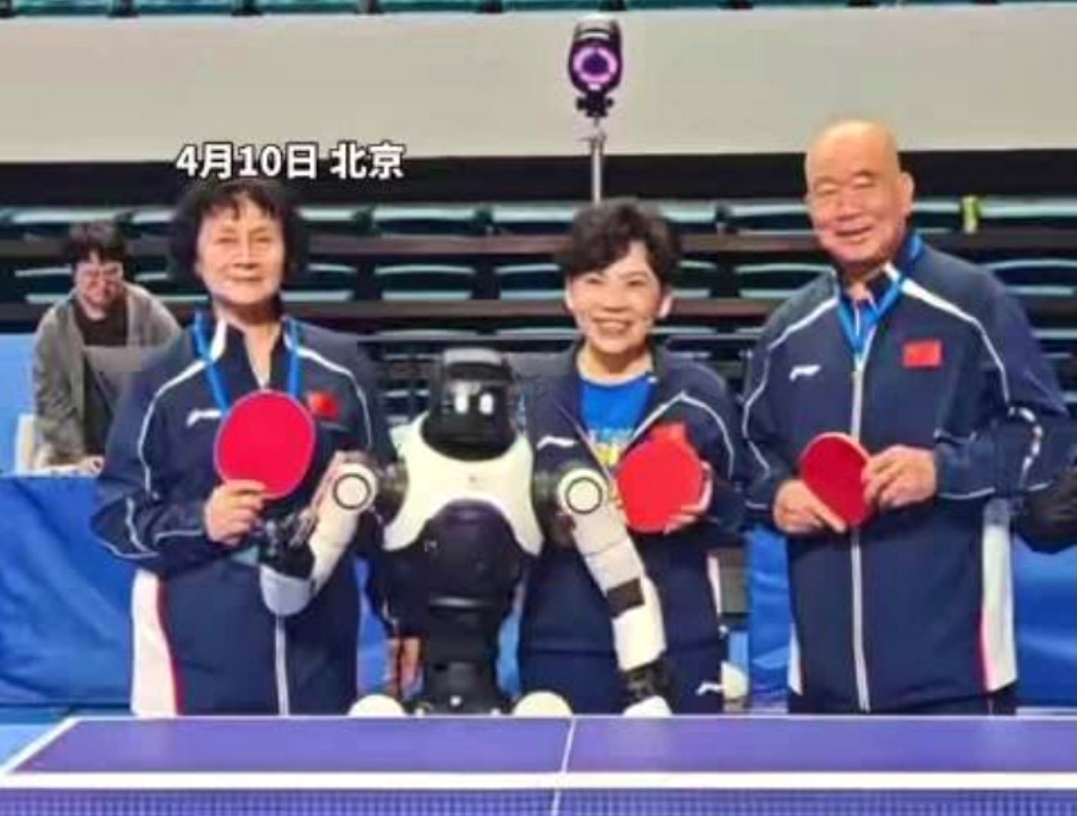 世界冠军与机器人同台对决55年前小球转动大球，今天小球又连上了未来！邓亚萍跟机器