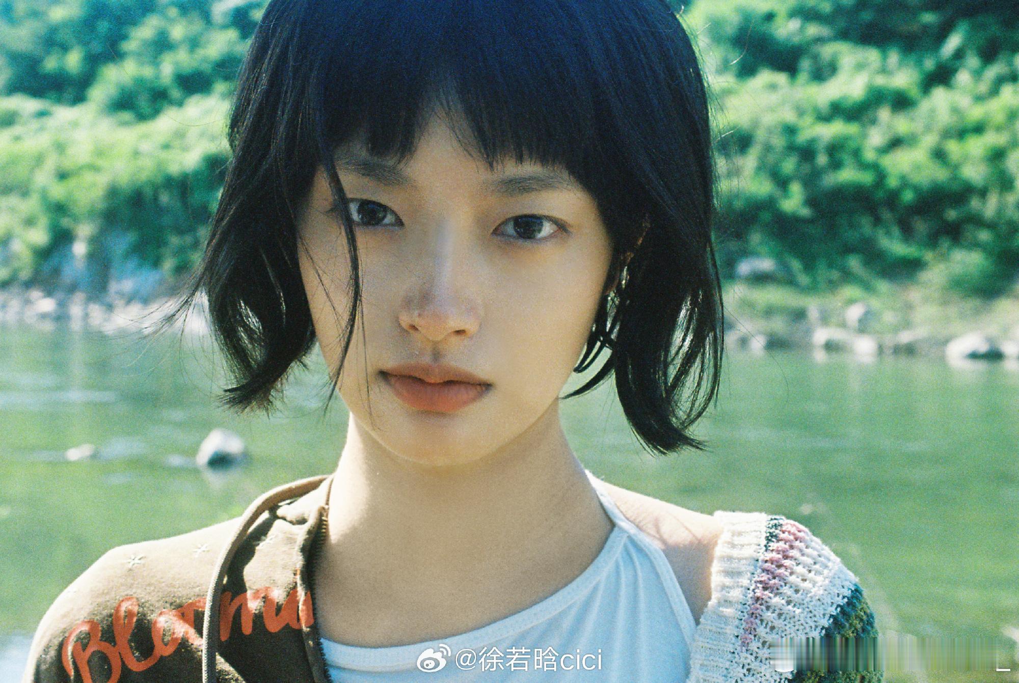 徐若晗 不愧是电影脸谁懂徐若晗这张电影脸，五官舒展有辨识度，站在那里就是故事感，
