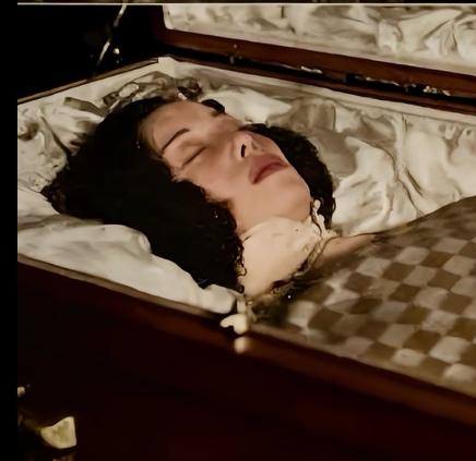 家人们，当看到那张阮玲玉静卧如眠的老照片，我的心瞬间被揪紧了。九十多年过去，她永