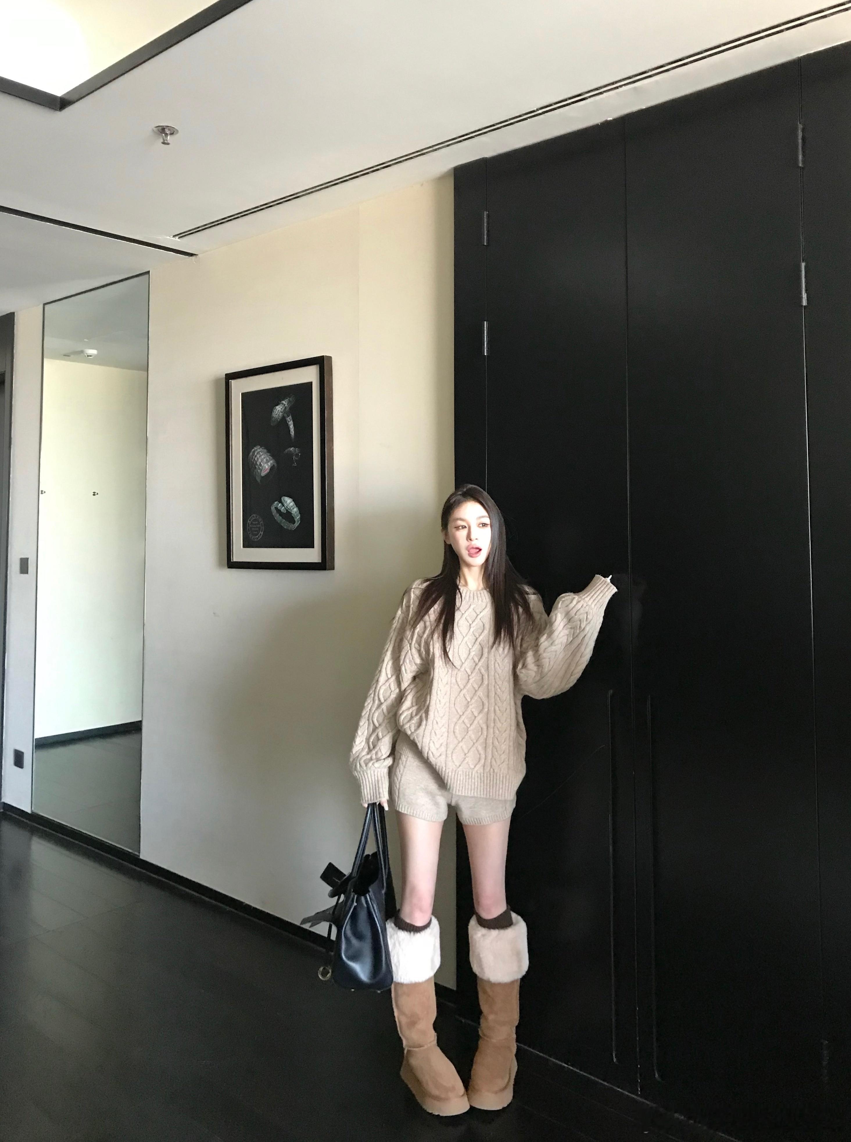 宽松麻花套头毛衣&短裤套装可随意组合搭配 独特的麻花编织纹理 为衣身注入了层次感