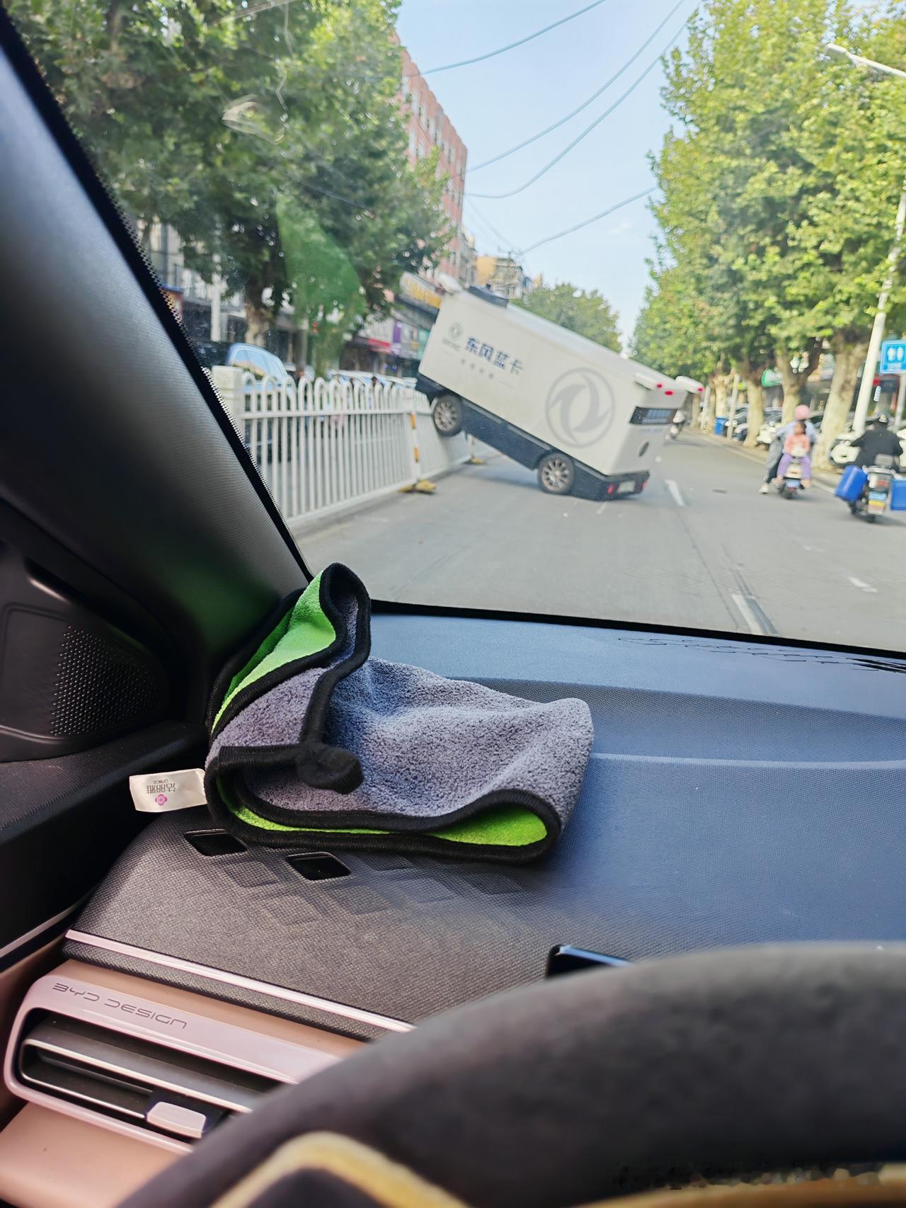 这是想上天？人有疲劳驾驶，无人驾驶配送车不停穿梭在城市道路上，难免有疲劳，困顿，