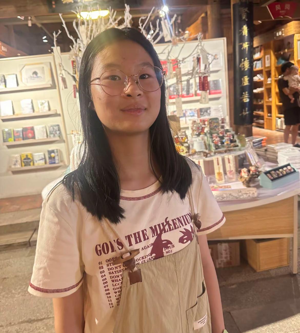 重庆女孩馨馨走了，年仅16岁，全家人为其举办了隆重的追悼会，还为其设立墓碑，这让