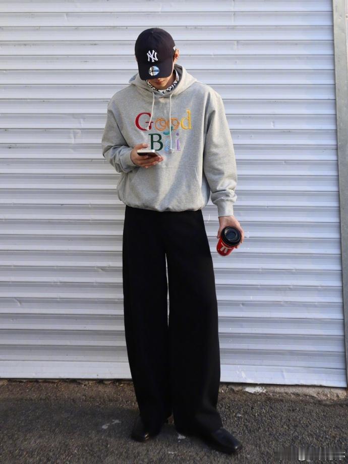 #白敬亭初秋随拍九宫格##白敬亭灰色卫衣随拍# 白敬亭的这组随拍，充满了艺术感。