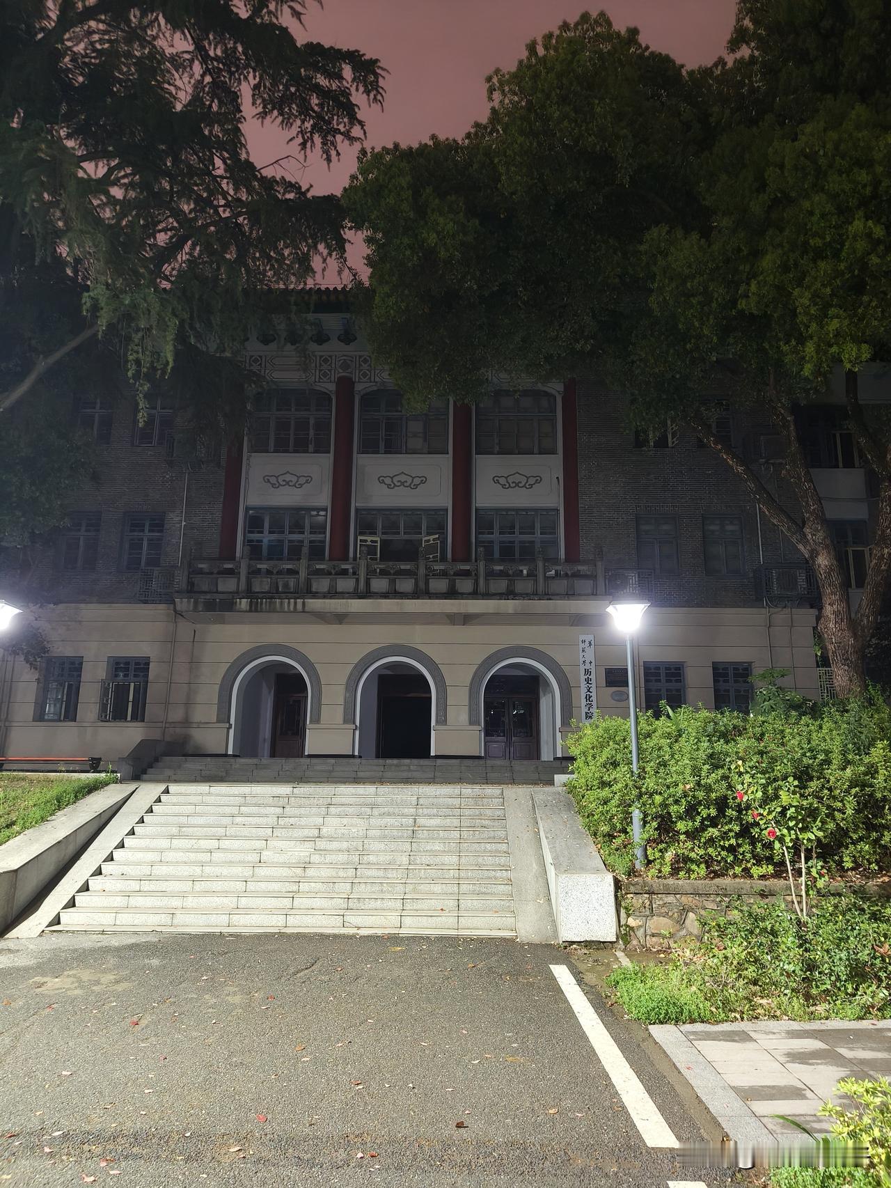 走在陌生华中师范大学，试图找一点熟悉的味道。
这儿是父亲的母校，父亲就读于六十年