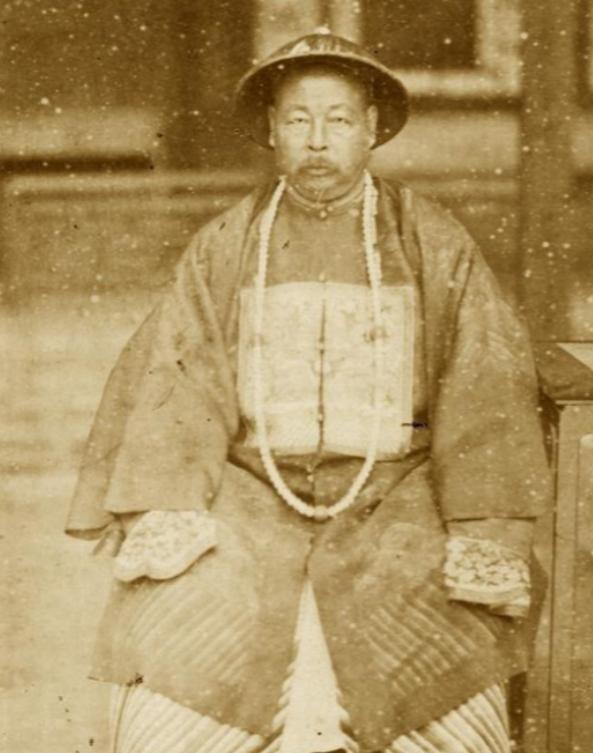 左宗棠将新疆收复后，回宫途中遭遇了崇文门太监的拦阻。这位太监自以为高高在上地说道