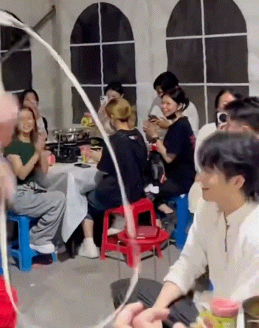 论整活，还得是内娱花样多啊！大家cos扯面师傅露一手已经不是新鲜活了，曾舜晞用扯