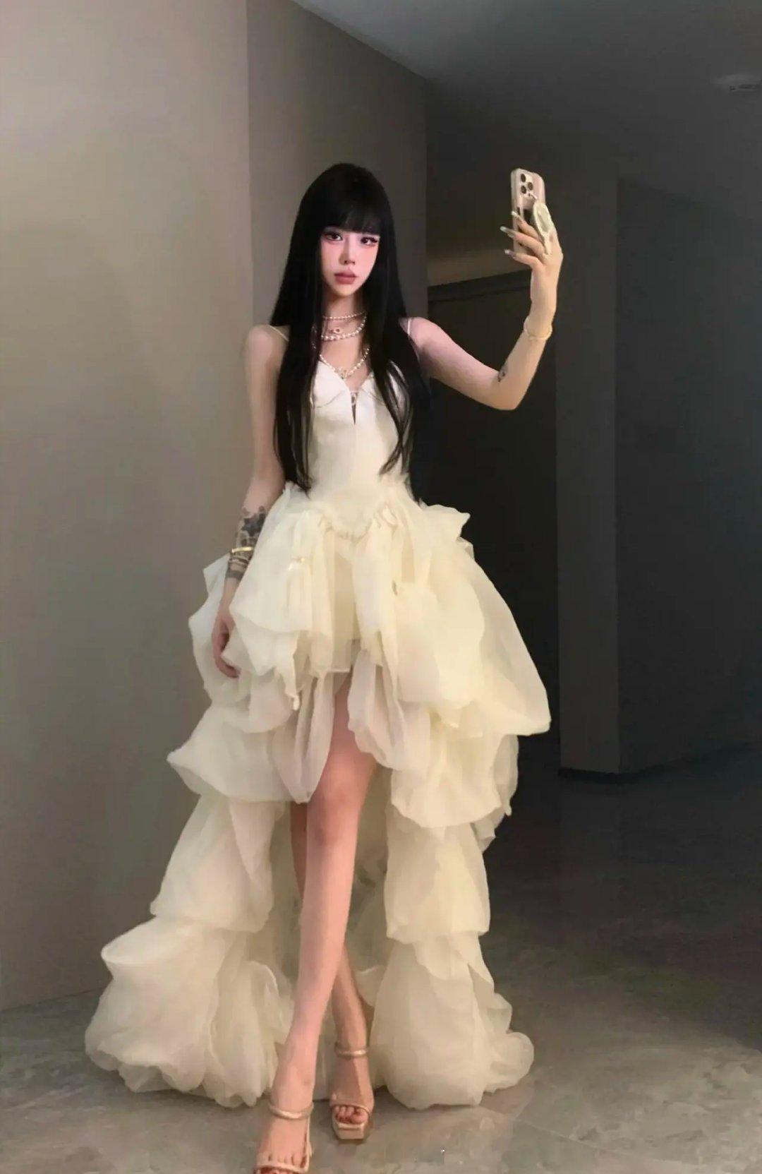 人鱼线的PDD他俩是2021年3月好上的，一开始被人发现后芭比姨还想过放弃，不过