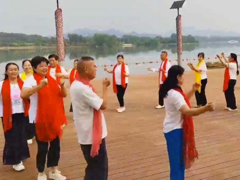 商城县退休老干部欢乐相聚灌河园
 
     六月和风送暖，岁月温情悠长。6月2