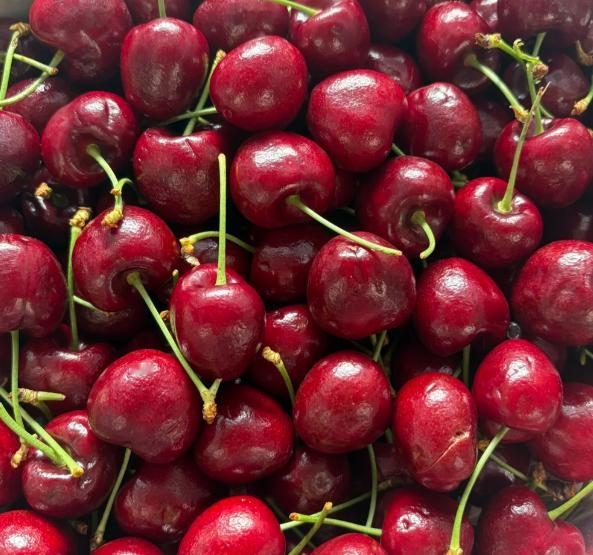 车厘子你爱吃吗 超市有卖的 又到吃车厘子的时候了，有没有人觉得砂糖橘比车厘子更好