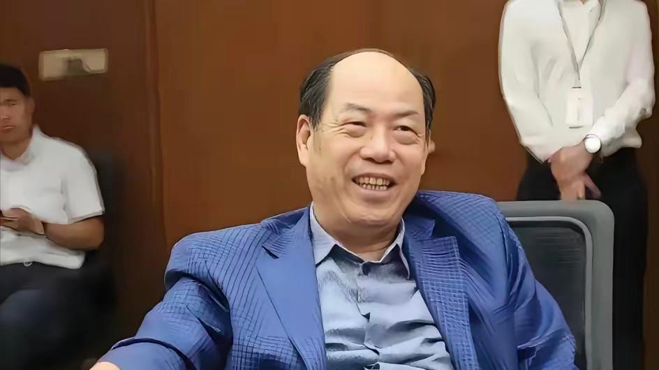看到许家印现状，还是碧桂园老板杨国强最聪明！同样是万亿规模房企爆雷，结局天差地别